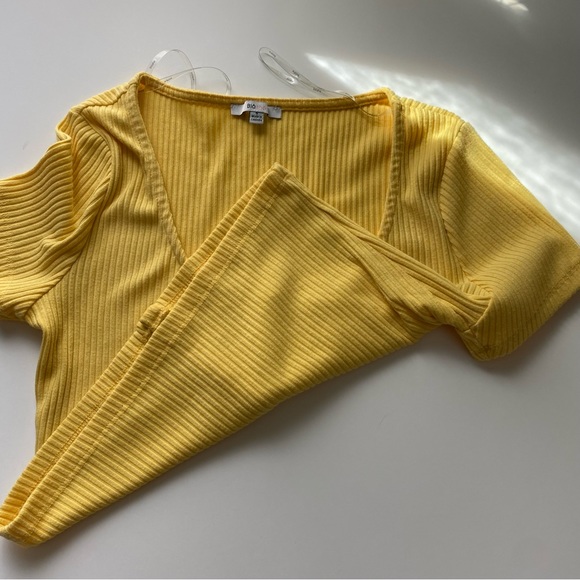 BLĀSHE, YELLOW TOP, SHORT SLEEVED, U TOP, SMALL - Picture 3 of 7